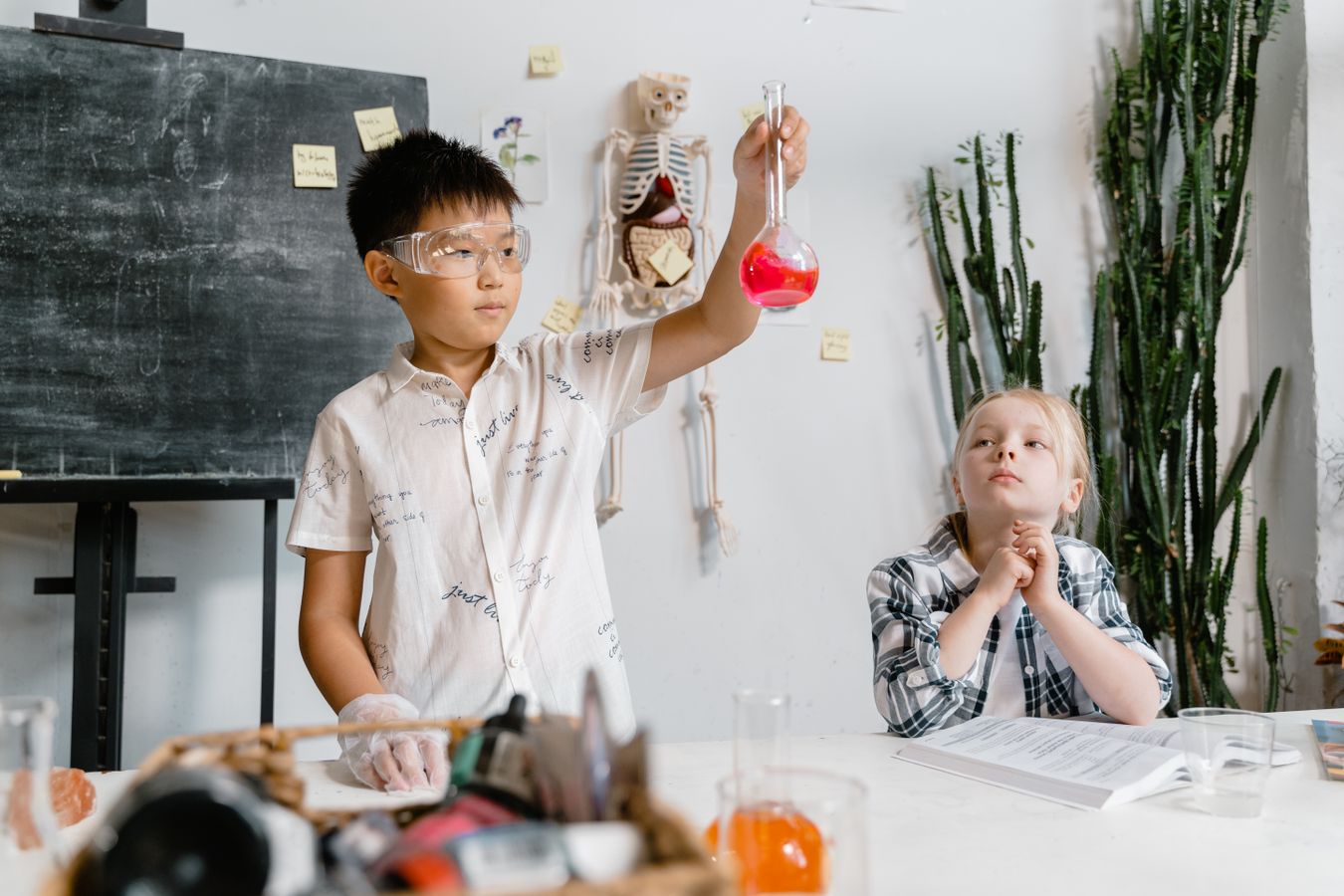 学生正在观察烧瓶中的实验现象